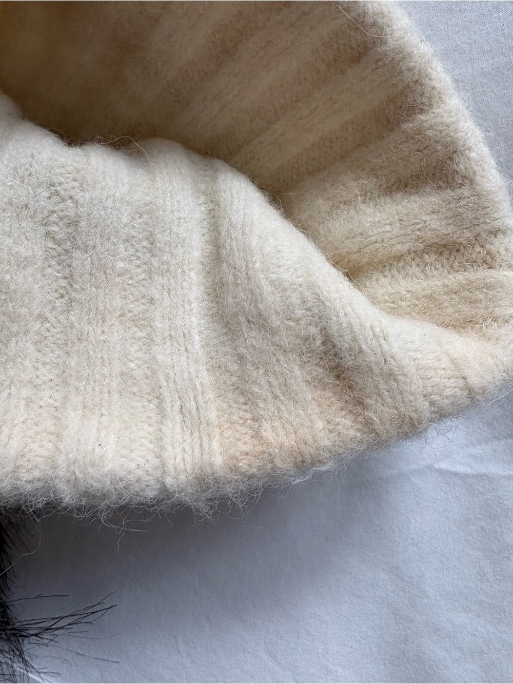 Aritzia Cream Pom-Pom Knit Beanie - Picture 4 of 5